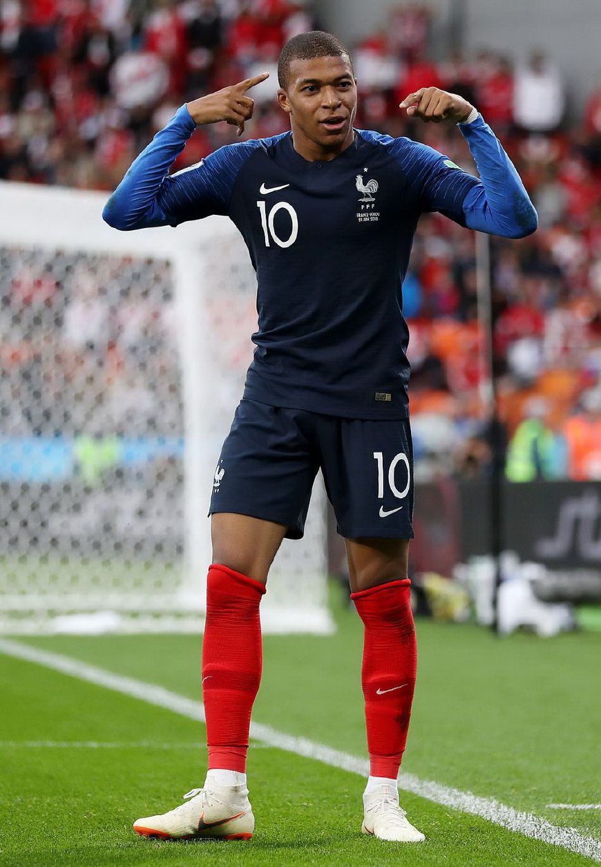 王洪泽：篮球场上的年轻身影（王洪泽：球场上的青春风采）