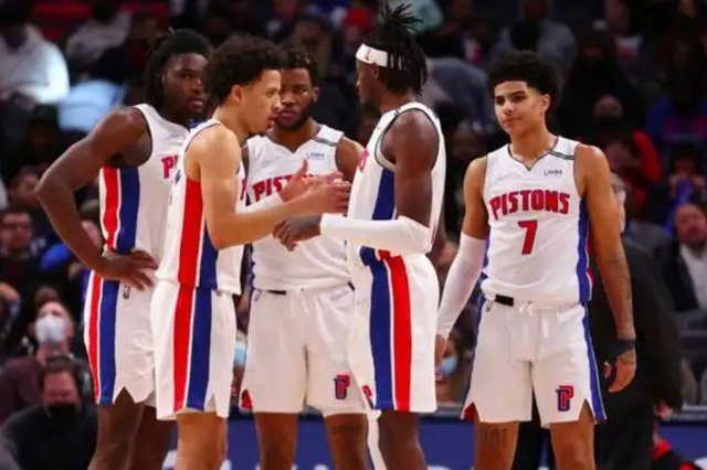 欧文送队友高尔夫球车！弗拉格：他心地善良非常好 对我也很关照（欧文豪赠队友高尔夫球车，弗拉格赞其善良贴心：对我照顾周到）