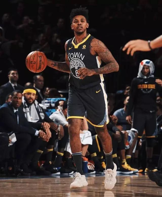 篮球比赛中如何有效换防？（篮球赛场高效换防的实用策略）