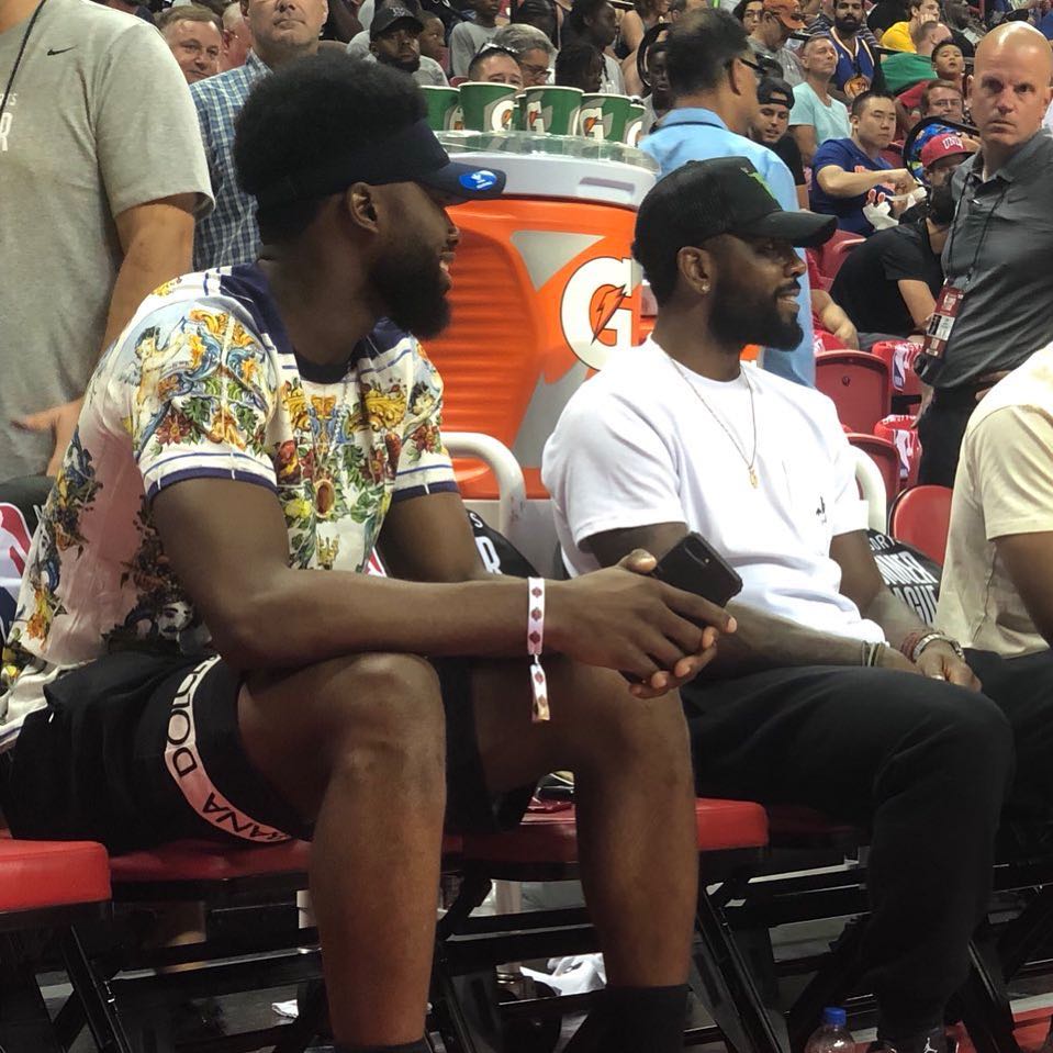 蛇精灵大战红魔鬼！意甲官方发布米兰德比预热海报（蓝黑蛇对阵红魔！意甲官方释出米兰德比预热海报）