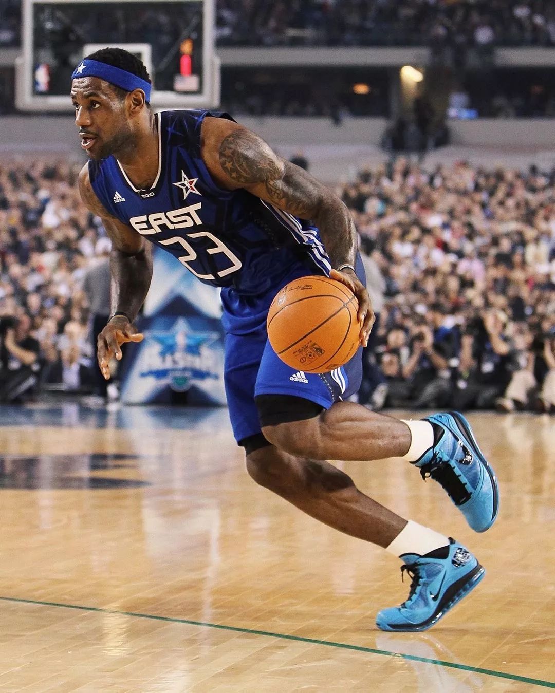 掘金约基奇豪取三双助球队胜快船（约基奇砍三双助掘金击败快船）