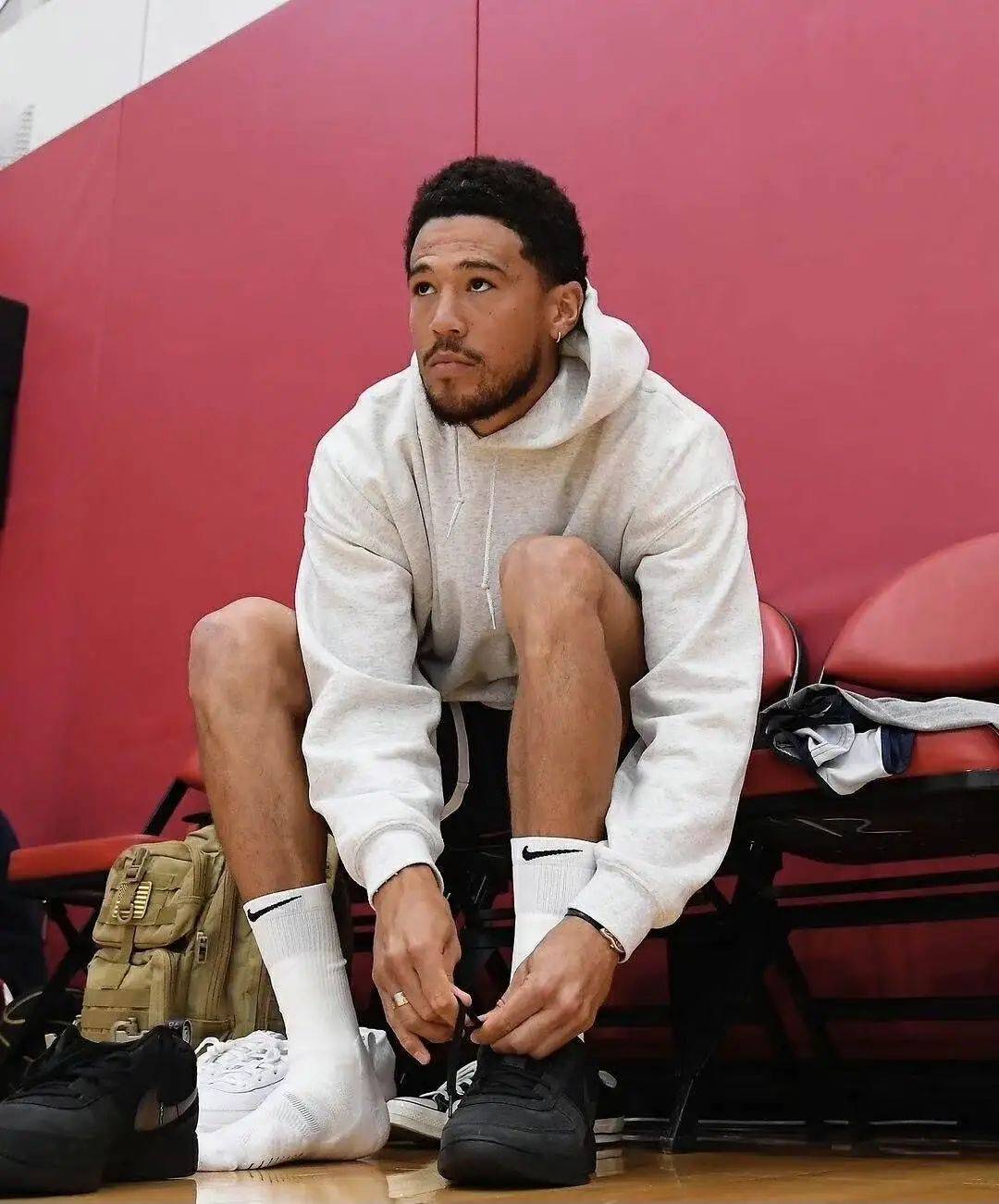 足球英超本轮最佳阵公布，新援发挥亮眼（英超本轮最佳阵容出炉，新援表现抢眼）