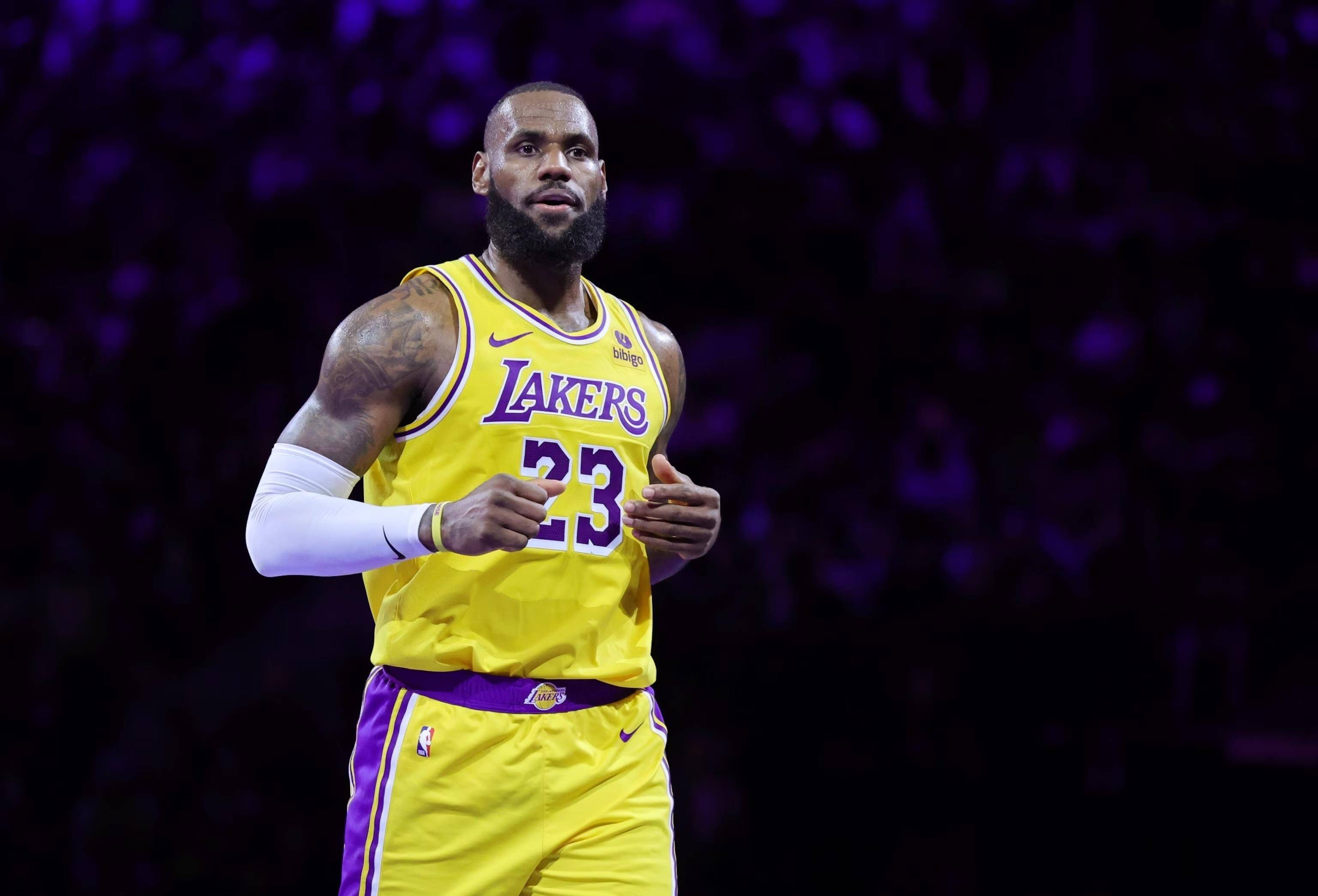 NBA：詹姆斯30+10+8 湖人险胜灰熊（NBA-詹姆斯砍30+10+8，湖人惊险击退灰熊）