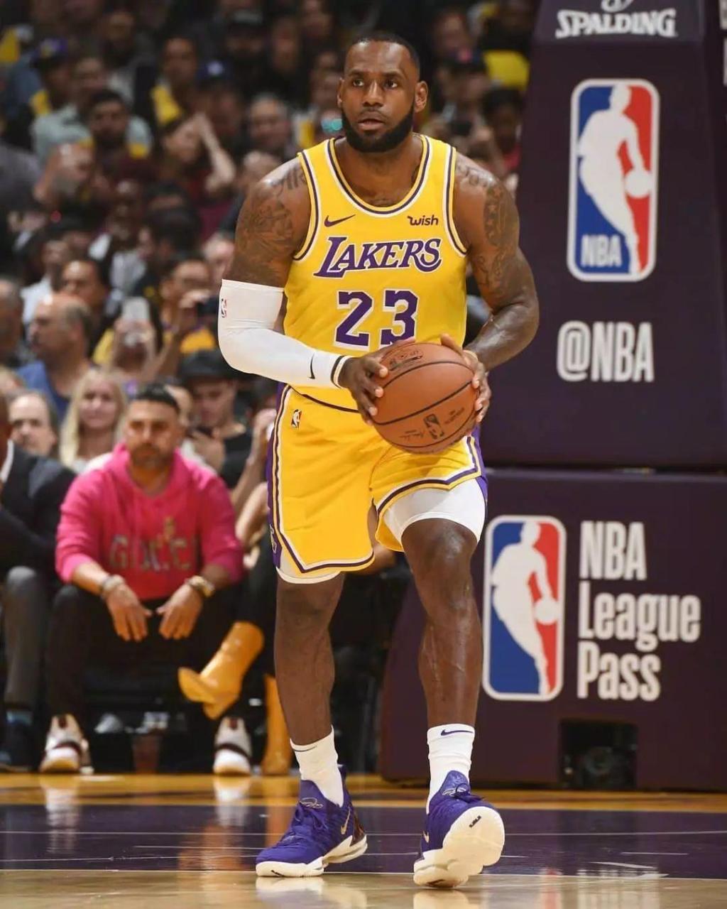 新人王争夺越来越刺激（新人王角逐愈加白热化）