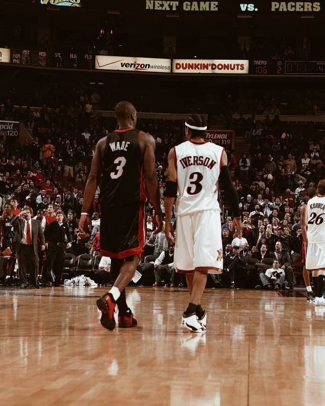 执法有温度，马宁在点球大战结束后，安慰南通队失点队员（温情执法：点球大战后，马宁安慰南通失点球员）