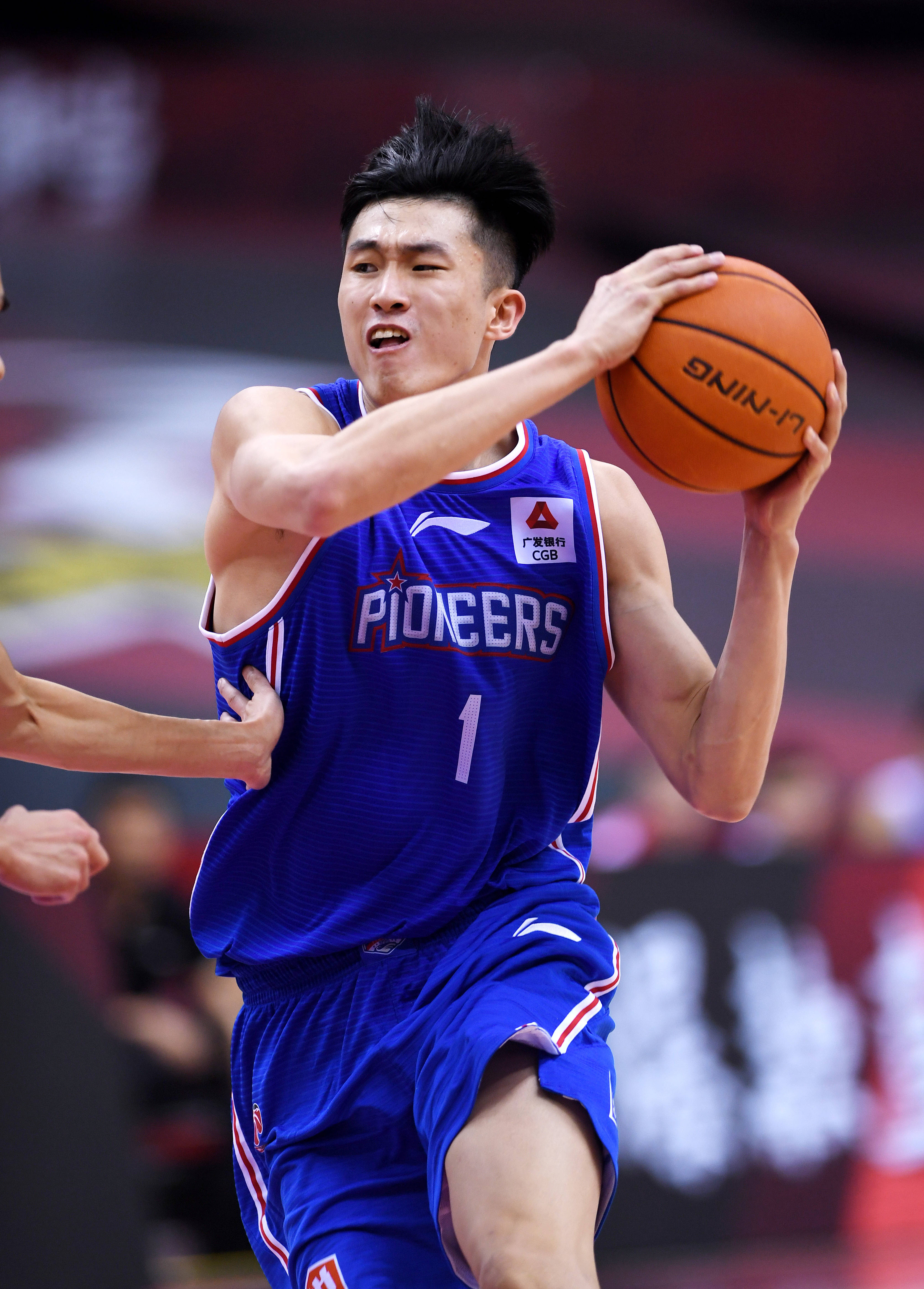 初露锋芒：年轻球员的成长之路（锋芒初现：新秀的蜕变之旅）