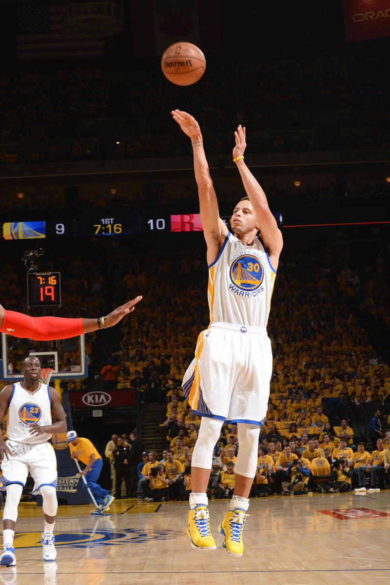 科贝记者：法兰克福球迷往巴萨球迷区投掷杂物甚至发射焰火（科贝记者称法兰克福球迷向巴萨看台投掷杂物并发射焰火）