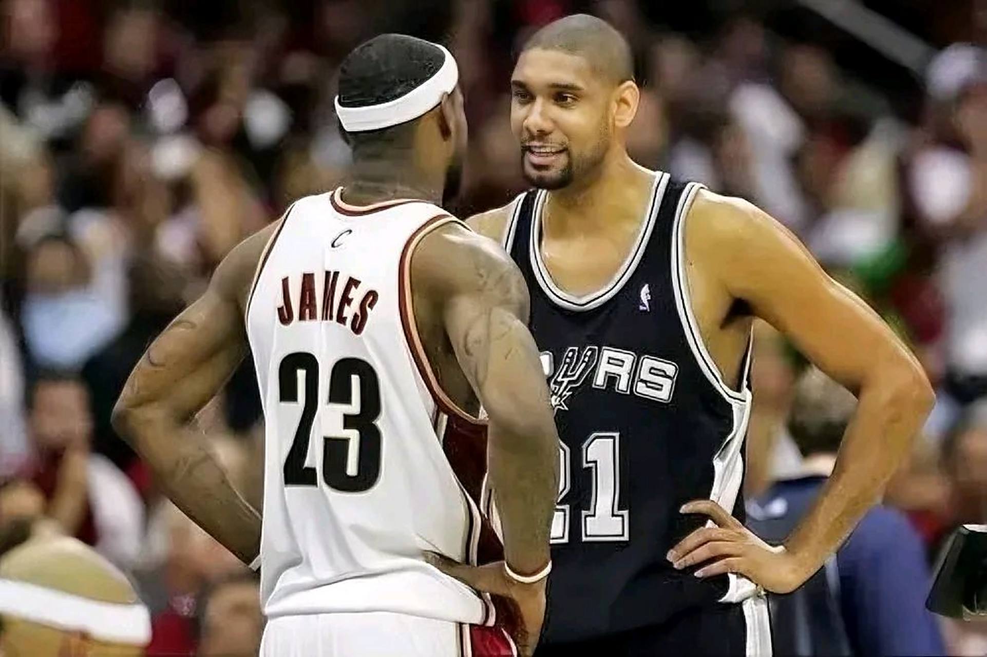 第17圈，诺里斯和勒克莱尔先后进站，出站后诺里斯卡在安东内利身后暂列第9。（第17圈，诺里斯与勒克莱尔相继进站，诺里斯出站后落在安东内利之后暂居第9位。）