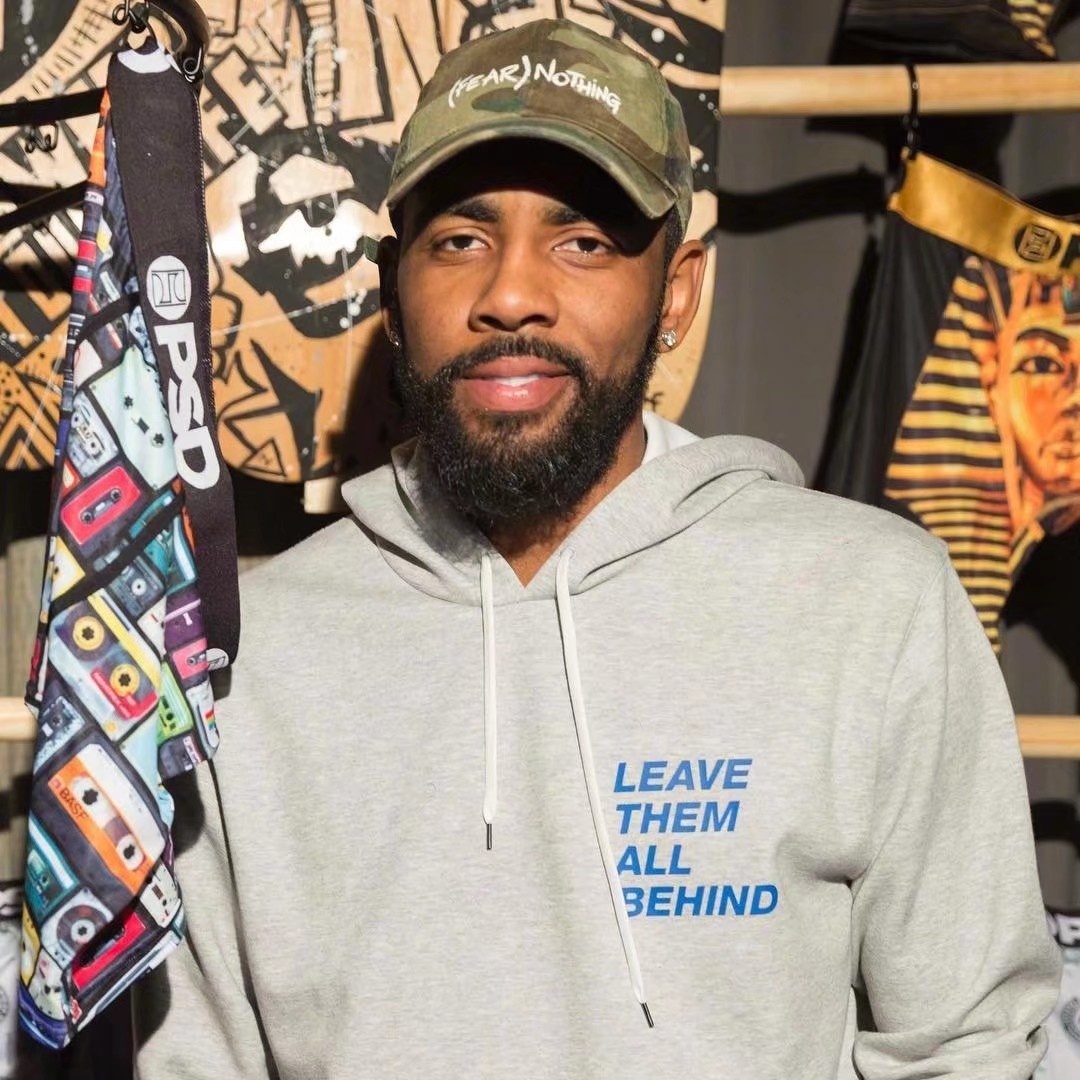 科贝记者：法兰克福球迷往巴萨球迷区投掷杂物甚至发射焰火（科贝记者：法兰克福球迷在巴萨球迷区投掷杂物并施放焰火）