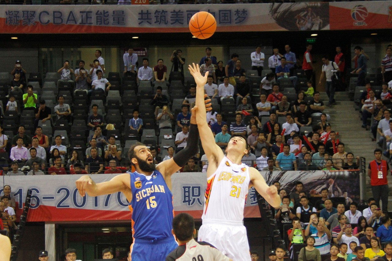 荣耀时刻！CBA新赛季揭幕战赛前，广厦领取上赛季总冠军戒指（开幕夜高光！CBA新季揭幕战前，广厦获颁上赛季总冠军戒指）