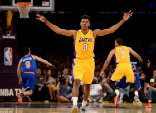 库里谈科尔和追梦冲突：连胜后提问还被负面情绪包围，很遗憾（库里谈及科尔与追梦冲突：连胜之际仍被负面情绪笼罩，感到遗憾）