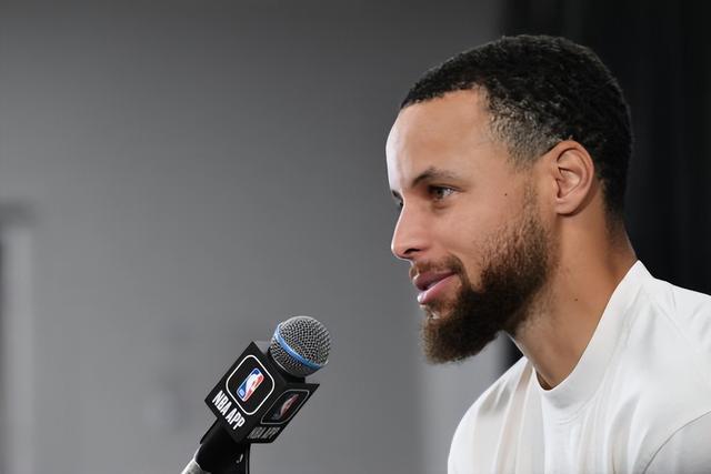 球员血性时刻燃炸全场（球员热血瞬间引爆全场）