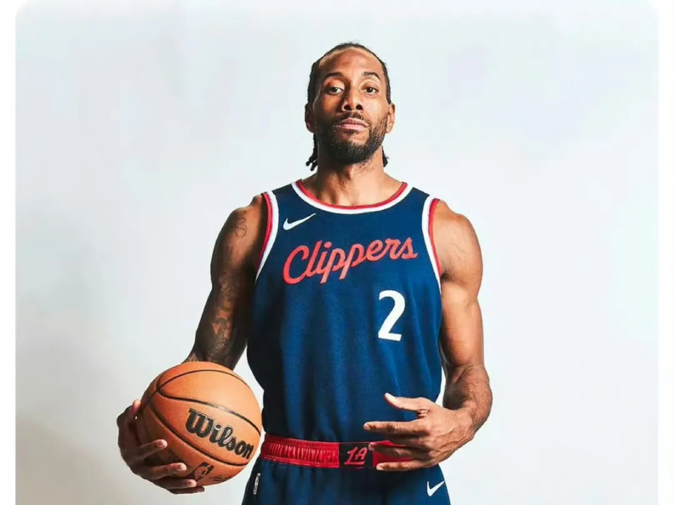 该多用吗？火箭本月当亚当斯在场时防守效率104.4 下场时120.6（该多用亚当斯吗？火箭本月他在场防守效率104.4，离场120.6）