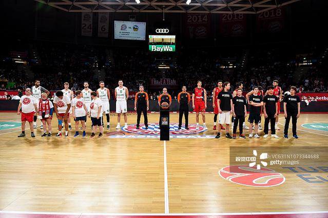 篮球湖人球迷制作大型海报欢迎队内新援（湖人球迷用巨幅海报迎接球队新援）