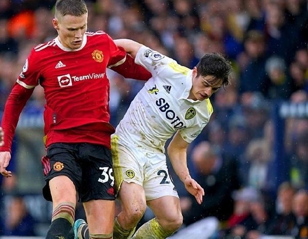 步行者大胜奇才！哈利伯顿对奇才替补席做哭泣的动作（步行者痛击奇才，哈利伯顿朝对手替补席比出哭泣动作）