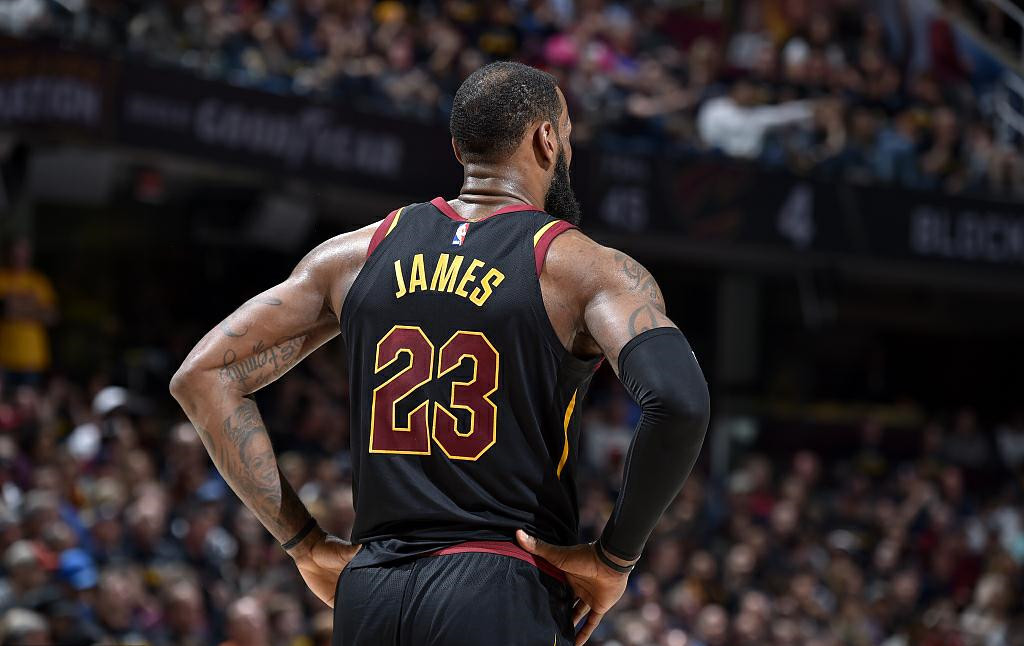 阿德巴约在最近的比赛中表现不尽如人意，无论是进攻端还是防守端都暴露出了一些问题。（阿德巴约近几场状态不佳，攻防两端问题凸显）