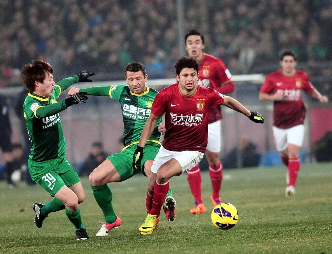 中超俱乐部欠薪问题严峻，准入审核难度大，职业化进程仍不完善。（中超俱乐部欠薪矛盾突出，准入审核挑战加剧，职业化体系尚不健全）