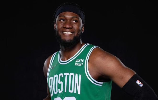 球队在客场打出稳定表现，士气高涨（客场表现稳健，士气正盛）