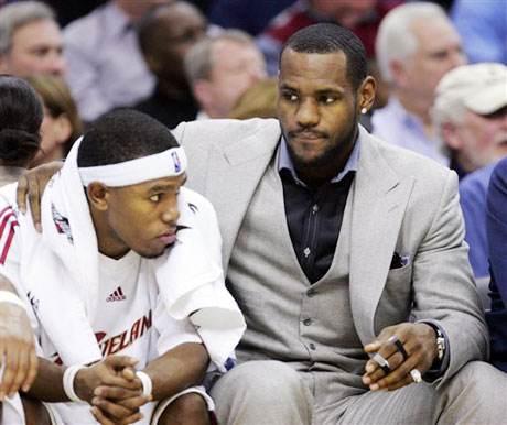 成都蓉城主帅徐正源获三年大合同，球队获亚冠资格，有望争夺双冠，球迷期待新赛季表现。（徐正源与成都蓉城签下三年长约，球队获亚冠资格剑指双冠，球迷期待新赛季）